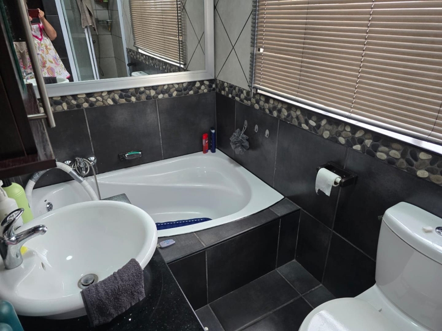 To Let 2 Bedroom Property for Rent in Van Riebeeck Park Gauteng