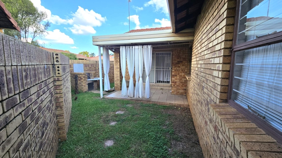 To Let 3 Bedroom Property for Rent in Die Hoewes Gauteng