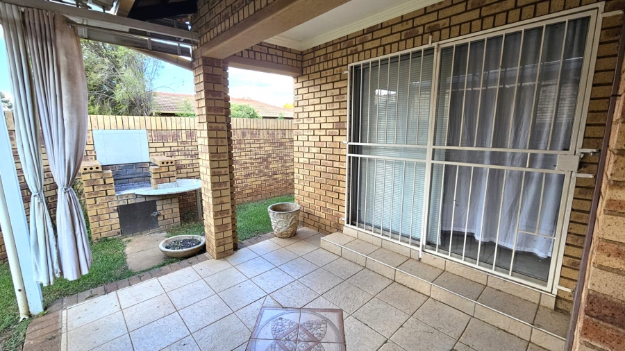 To Let 3 Bedroom Property for Rent in Die Hoewes Gauteng