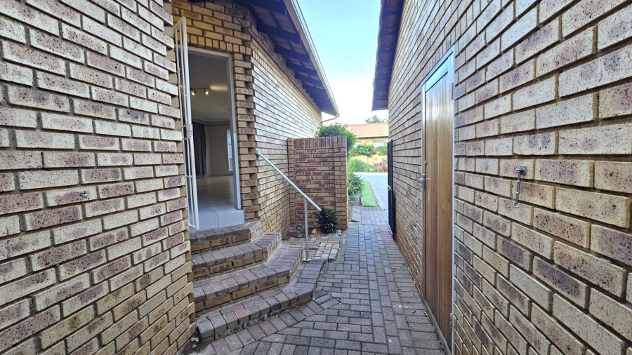 To Let 3 Bedroom Property for Rent in Die Hoewes Gauteng