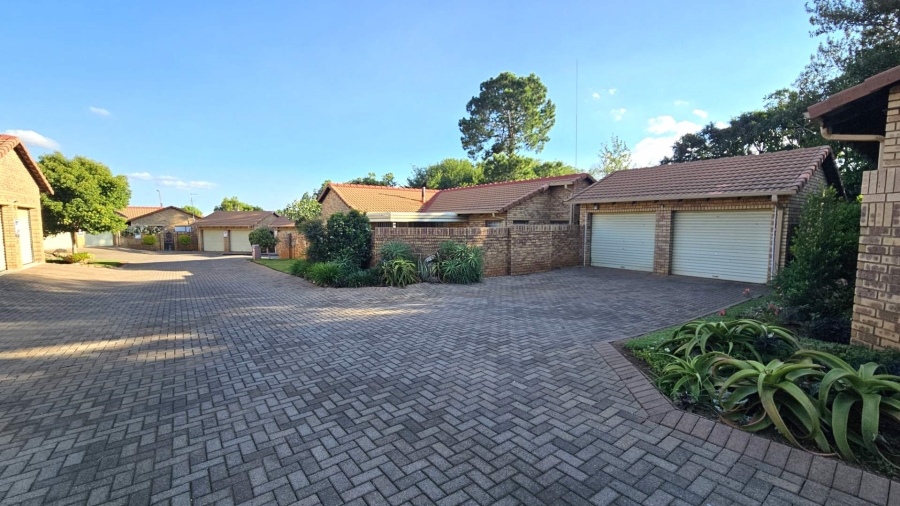 To Let 3 Bedroom Property for Rent in Die Hoewes Gauteng