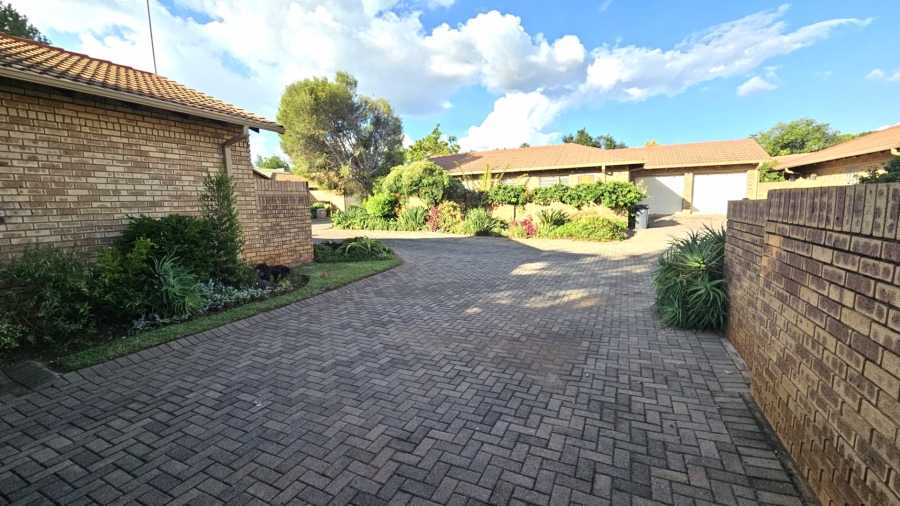 To Let 3 Bedroom Property for Rent in Die Hoewes Gauteng