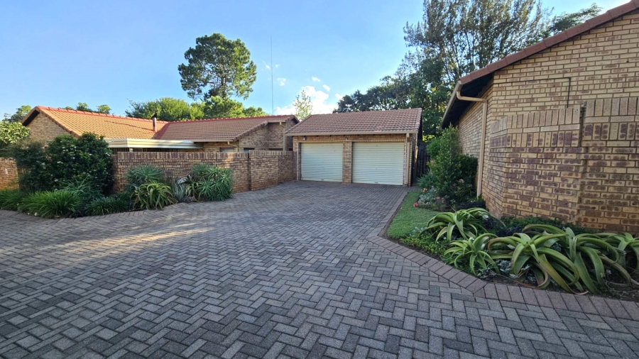To Let 3 Bedroom Property for Rent in Die Hoewes Gauteng