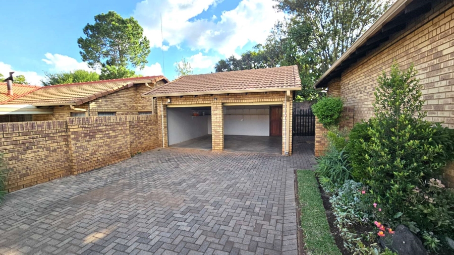 To Let 3 Bedroom Property for Rent in Die Hoewes Gauteng