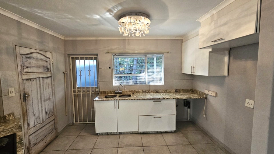 To Let 3 Bedroom Property for Rent in Die Hoewes Gauteng