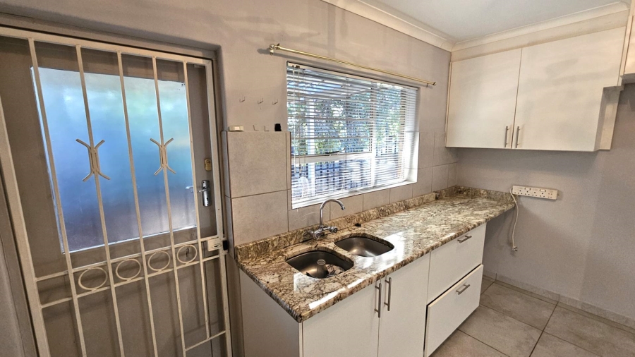 To Let 3 Bedroom Property for Rent in Die Hoewes Gauteng