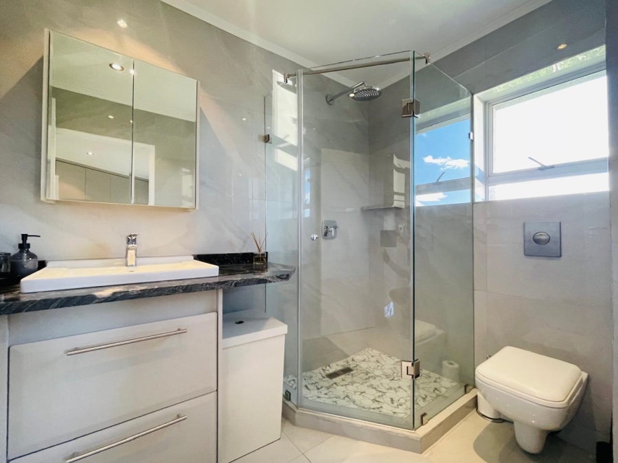 To Let 2 Bedroom Property for Rent in Sandhurst Gauteng