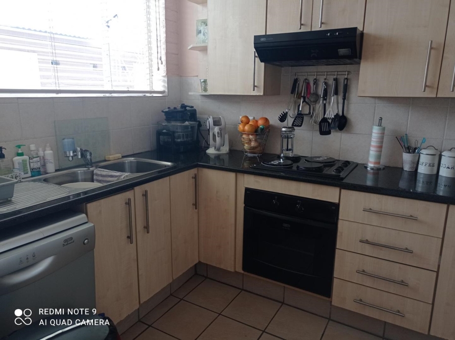 To Let 2 Bedroom Property for Rent in Linden Gauteng