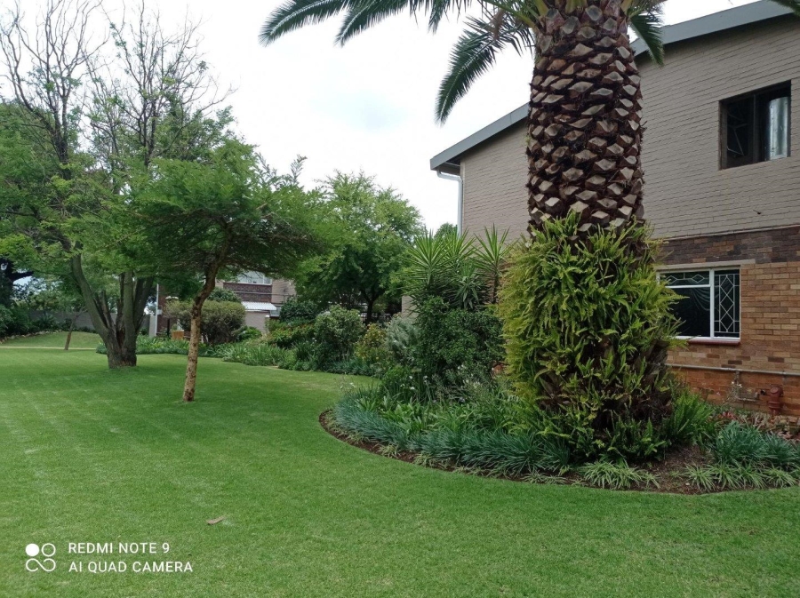 To Let 2 Bedroom Property for Rent in Linden Gauteng