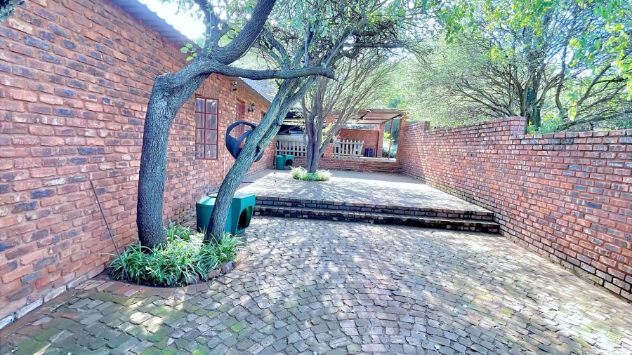 5 Bedroom Property for Sale in Kameeldrift West Gauteng