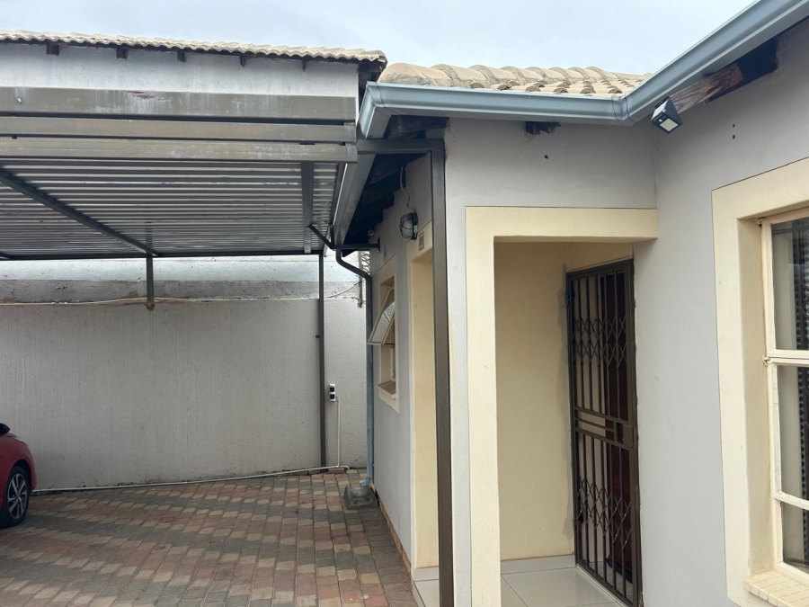 2 Bedroom Property for Sale in Clayville Gauteng