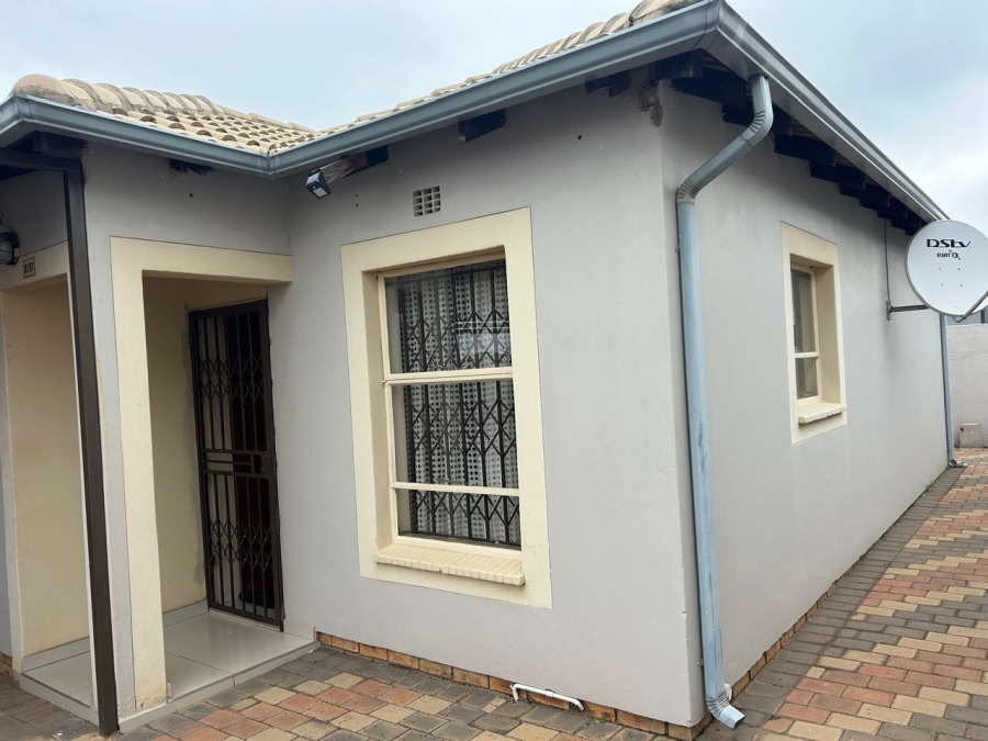 2 Bedroom Property for Sale in Clayville Gauteng