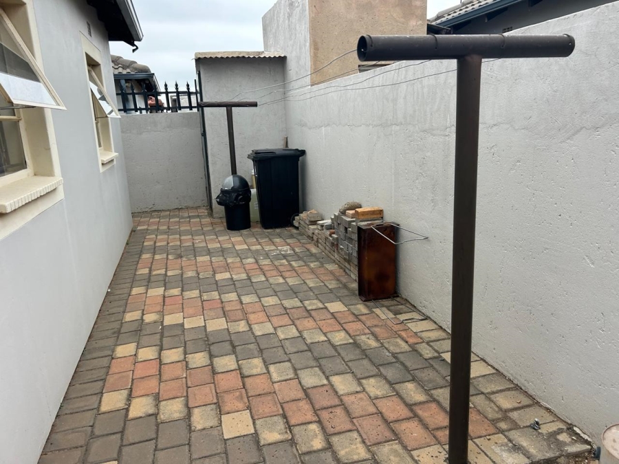 2 Bedroom Property for Sale in Clayville Gauteng