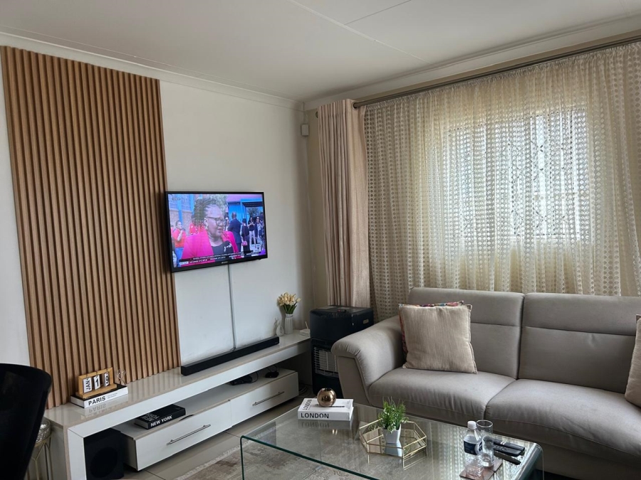 2 Bedroom Property for Sale in Clayville Gauteng