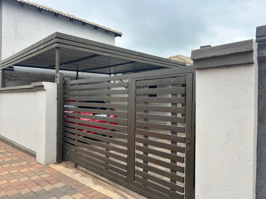 2 Bedroom Property for Sale in Clayville Gauteng