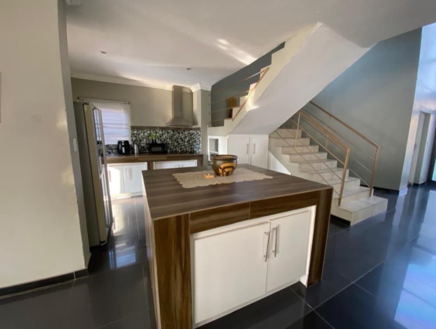 6 Bedroom Property for Sale in Theresa Park Gauteng