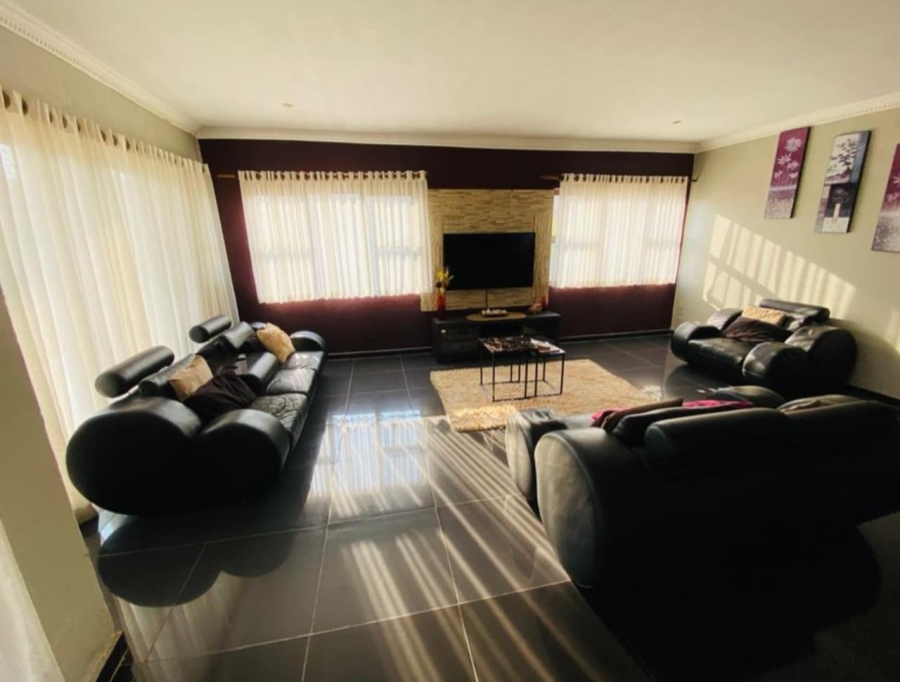 6 Bedroom Property for Sale in Theresa Park Gauteng