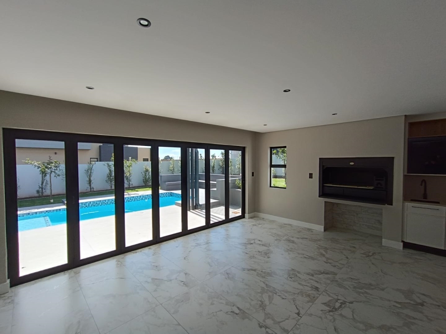 5 Bedroom Property for Sale in Midstream Heights Gauteng