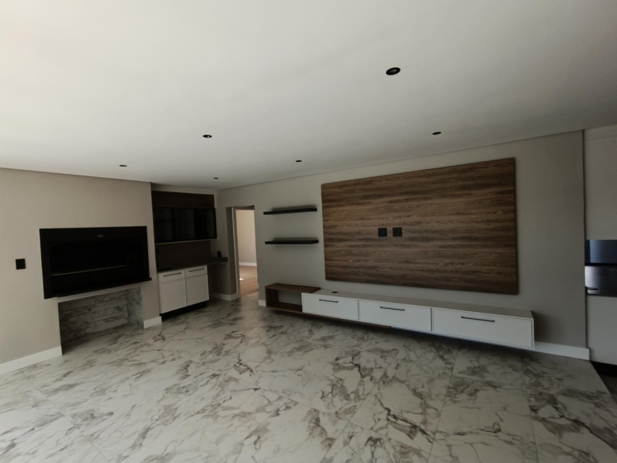5 Bedroom Property for Sale in Midstream Heights Gauteng