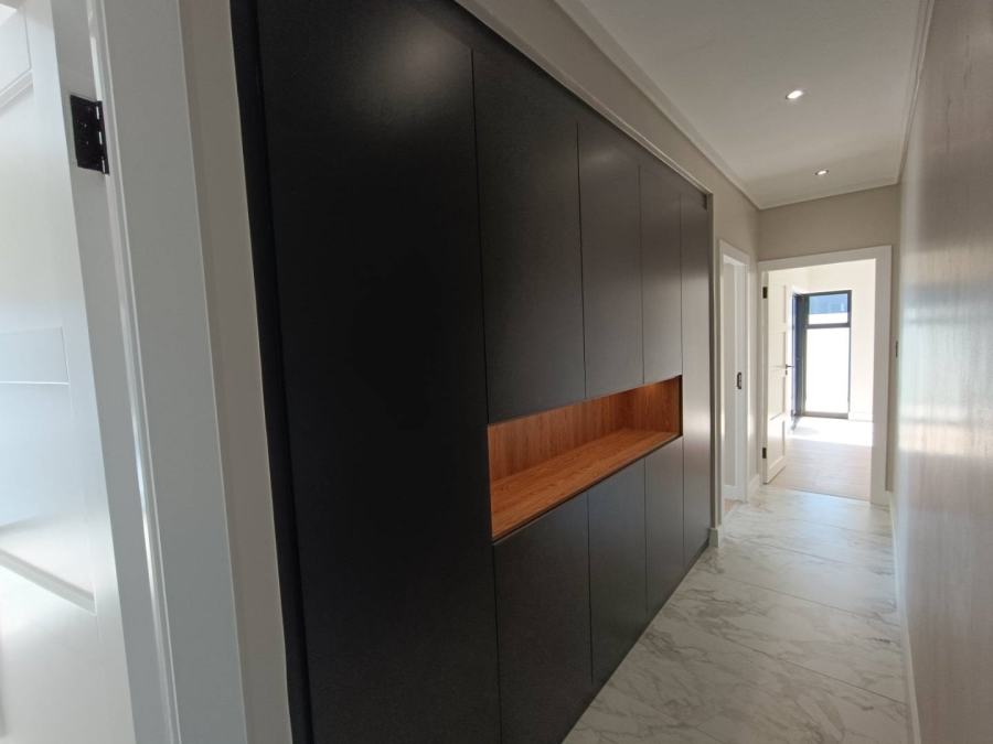 5 Bedroom Property for Sale in Midstream Heights Gauteng