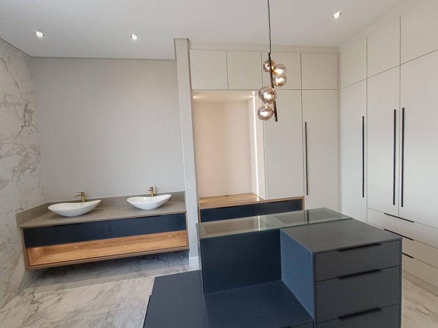5 Bedroom Property for Sale in Midstream Heights Gauteng