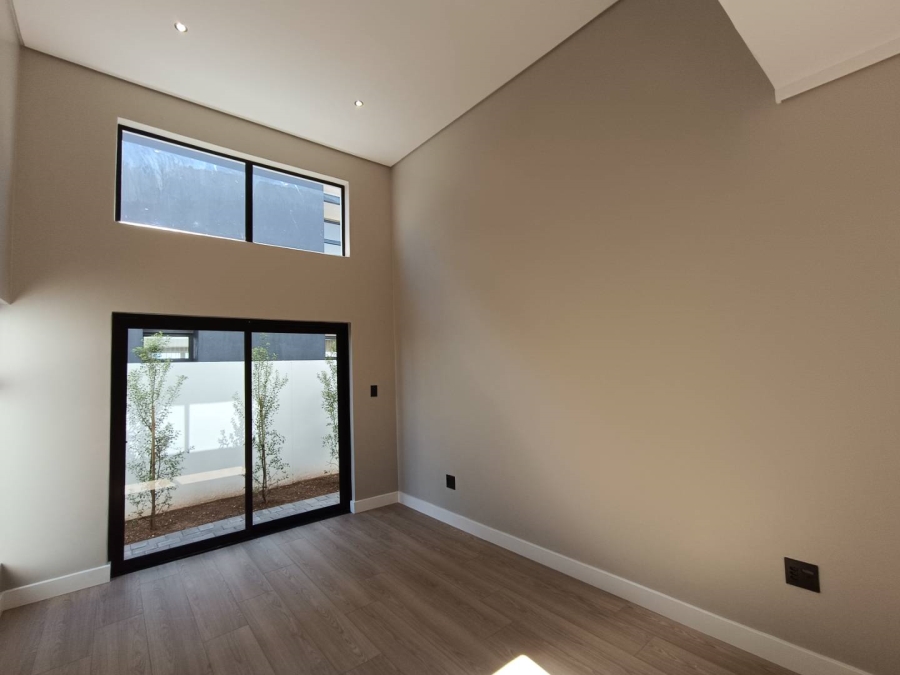 5 Bedroom Property for Sale in Midstream Heights Gauteng