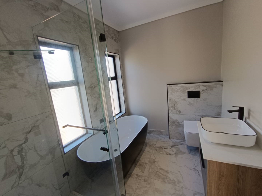5 Bedroom Property for Sale in Midstream Heights Gauteng