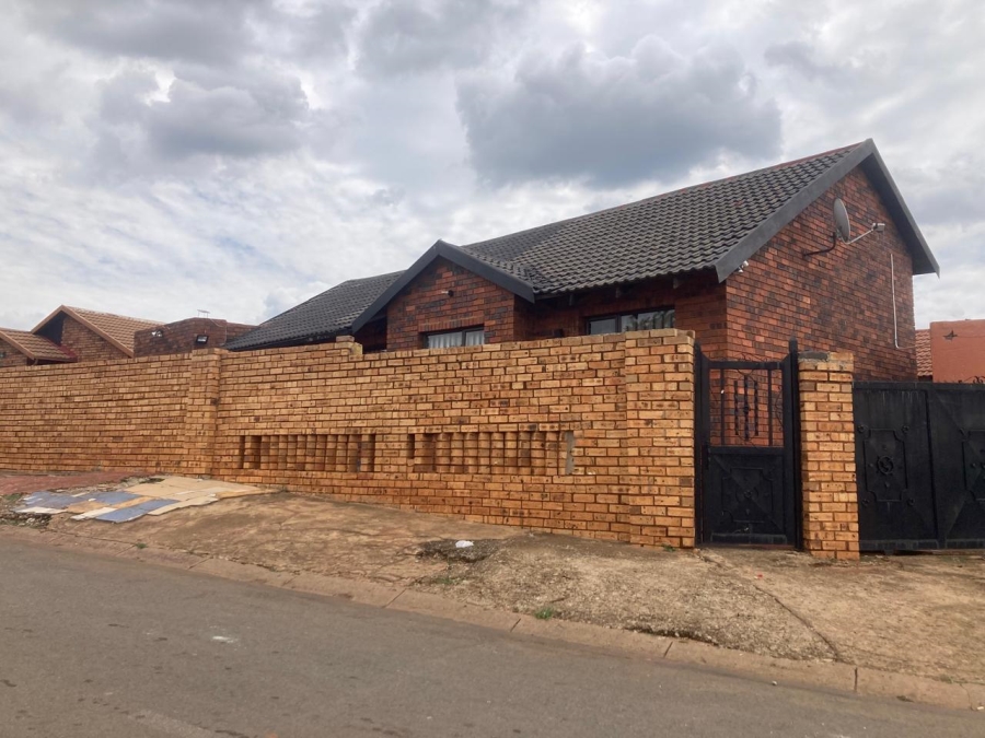 4 Bedroom Property for Sale in Protea Glen Gauteng