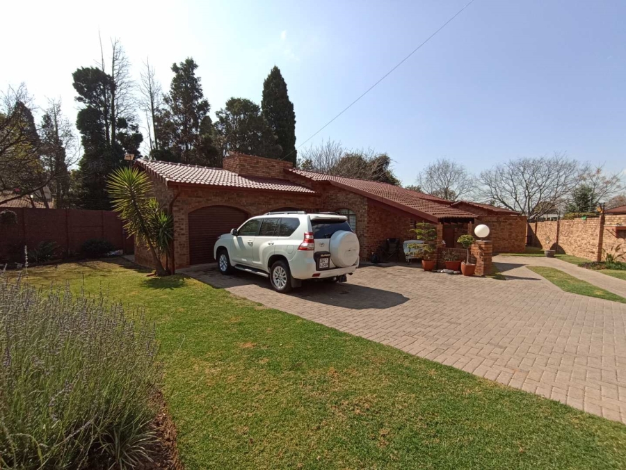 8 Bedroom Property for Sale in Ferndale Gauteng
