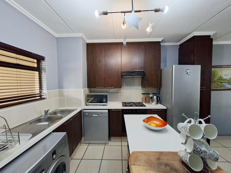 To Let 2 Bedroom Property for Rent in Bryanston Gauteng