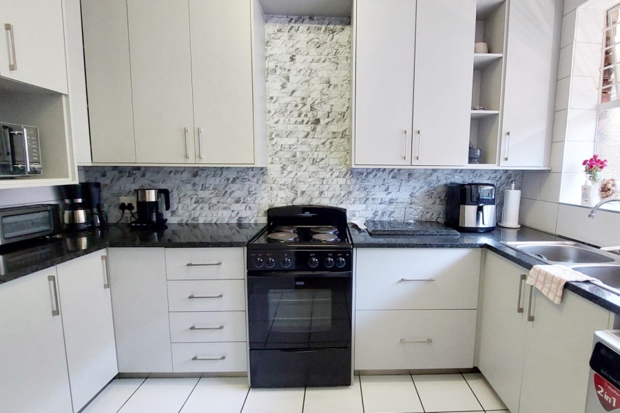1 Bedroom Property for Sale in Bordeaux Gauteng