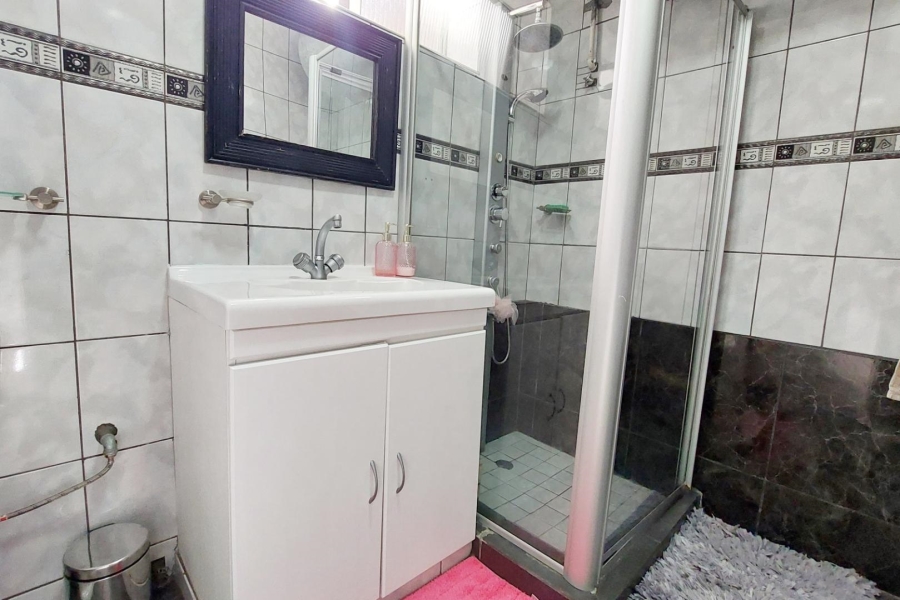 1 Bedroom Property for Sale in Bordeaux Gauteng