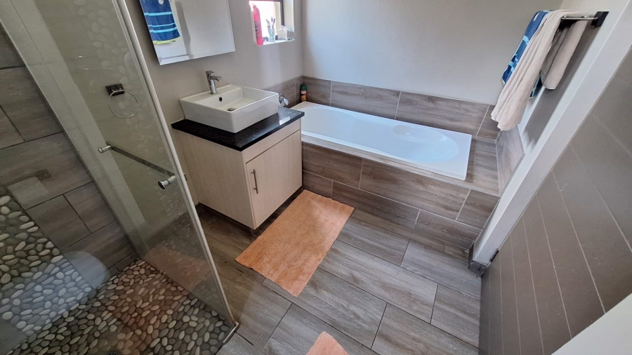 To Let 4 Bedroom Property for Rent in Broadacres Gauteng