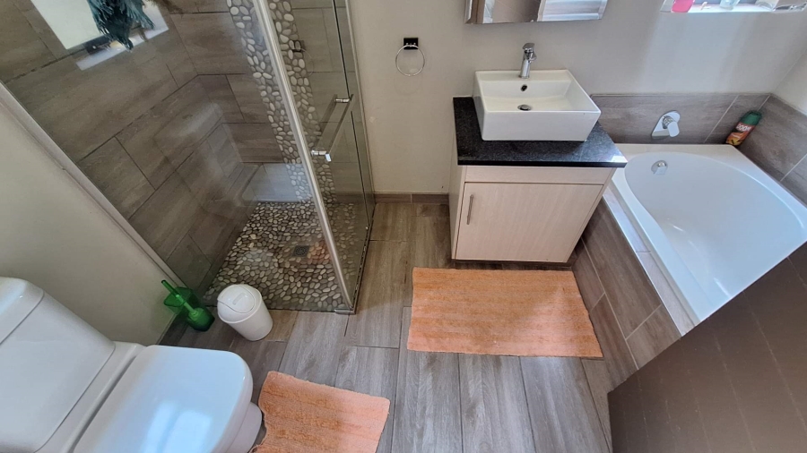 To Let 4 Bedroom Property for Rent in Broadacres Gauteng