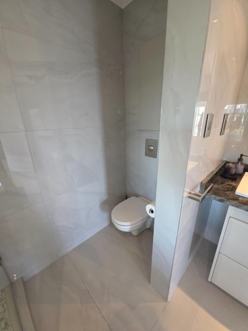 To Let 2 Bedroom Property for Rent in Sandhurst Gauteng