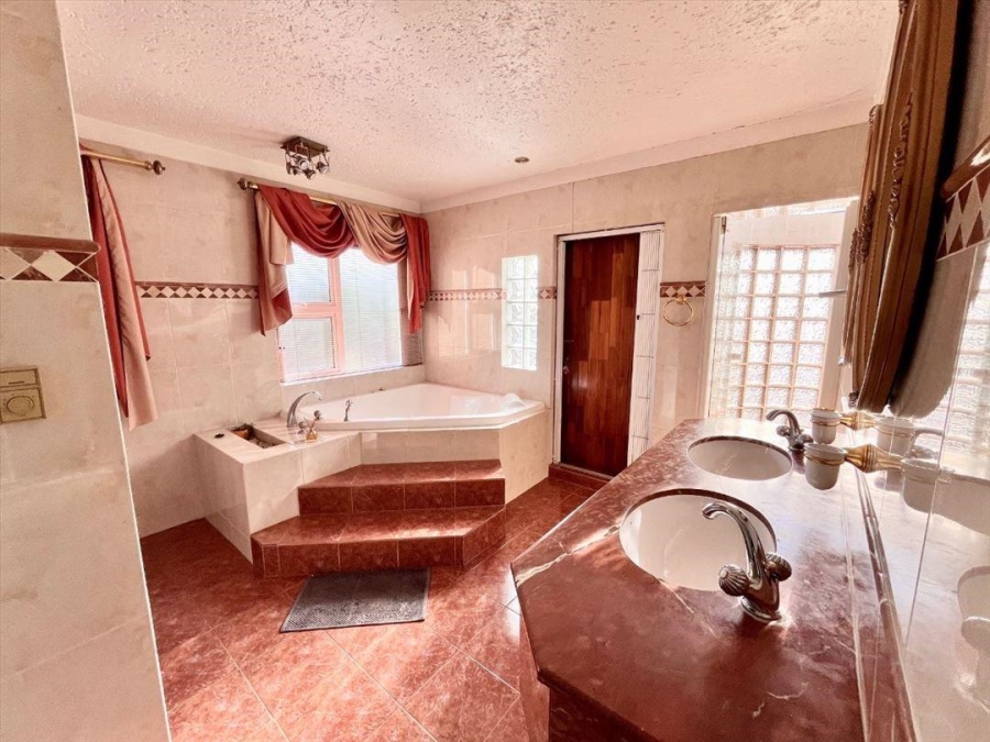 5 Bedroom Property for Sale in Sunward Park Gauteng