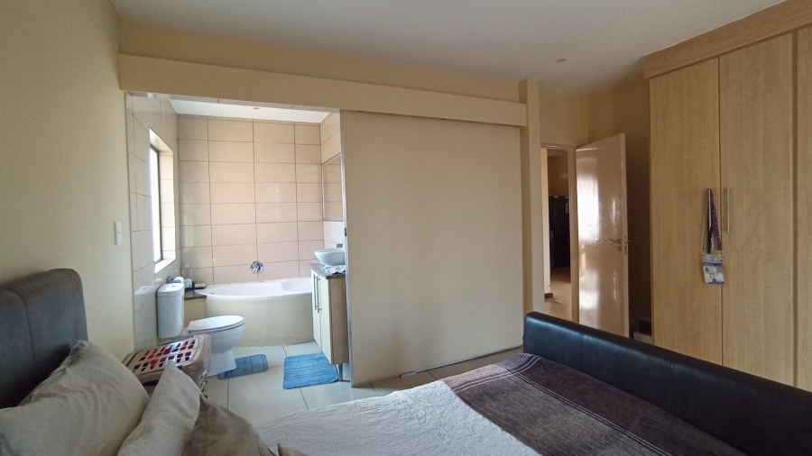 2 Bedroom Property for Sale in Rooihuiskraal North Gauteng