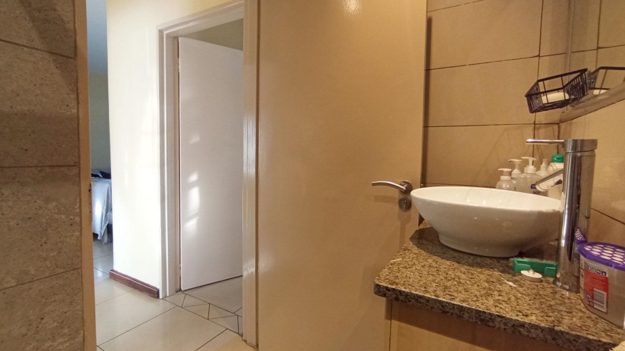 2 Bedroom Property for Sale in Rooihuiskraal North Gauteng