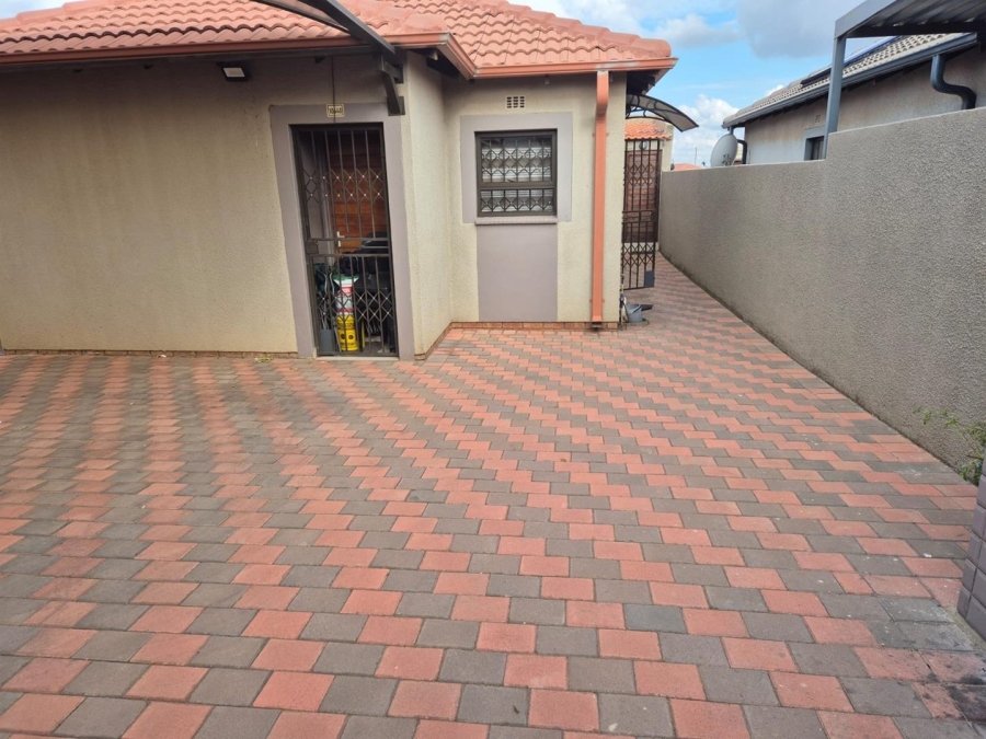 3 Bedroom Property for Sale in Clayville Gauteng