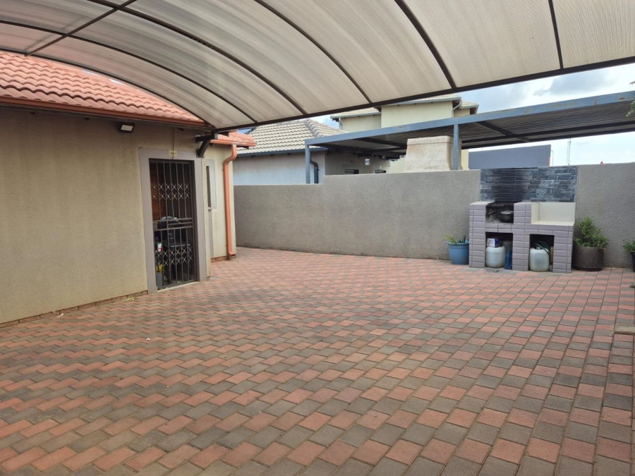3 Bedroom Property for Sale in Clayville Gauteng