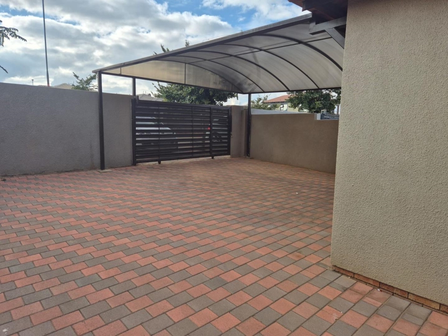 3 Bedroom Property for Sale in Clayville Gauteng