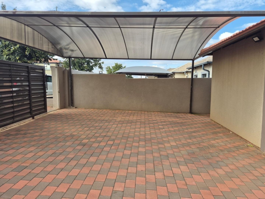 3 Bedroom Property for Sale in Clayville Gauteng