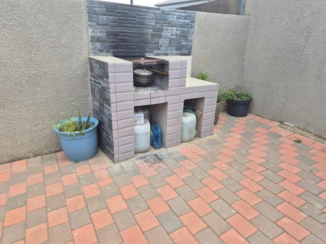 3 Bedroom Property for Sale in Clayville Gauteng