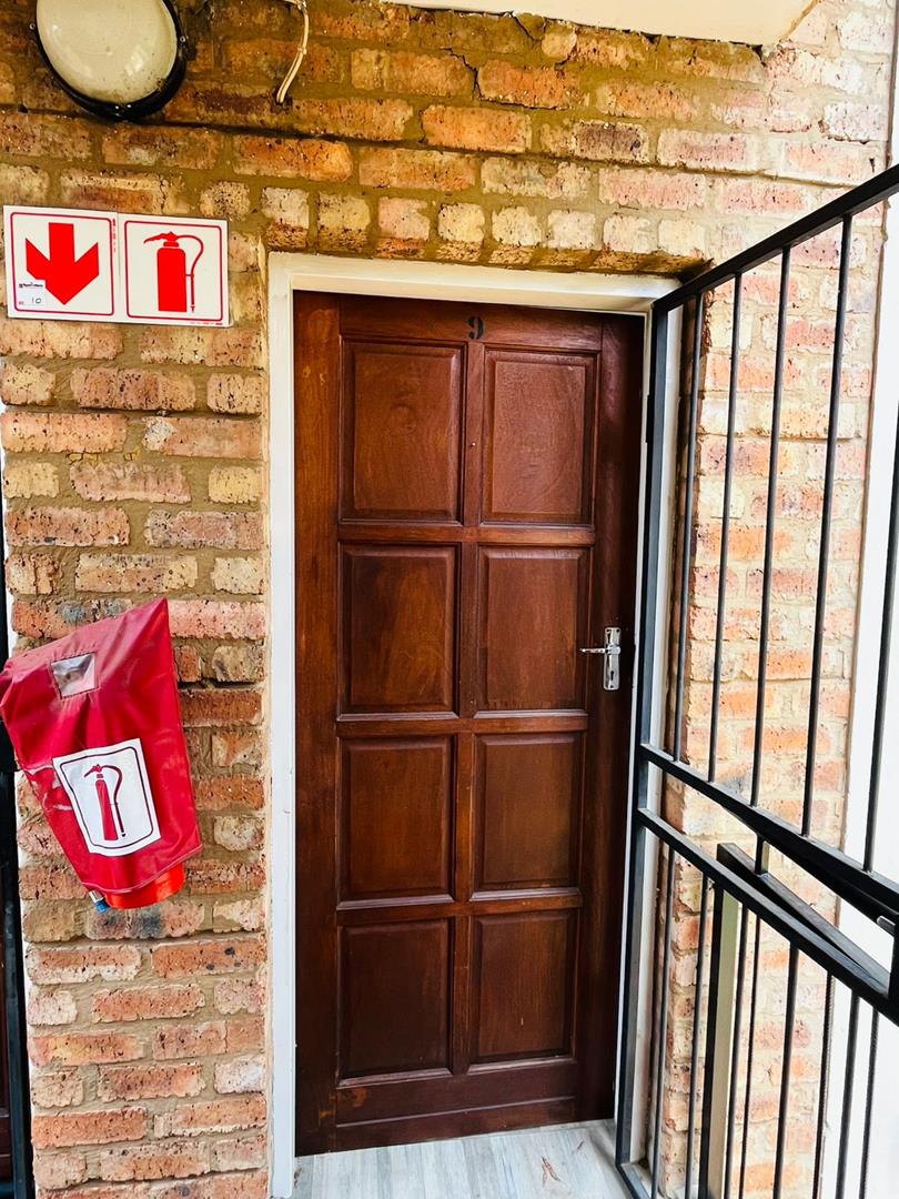 1 Bedroom Property for Sale in Silver Lakes Gauteng