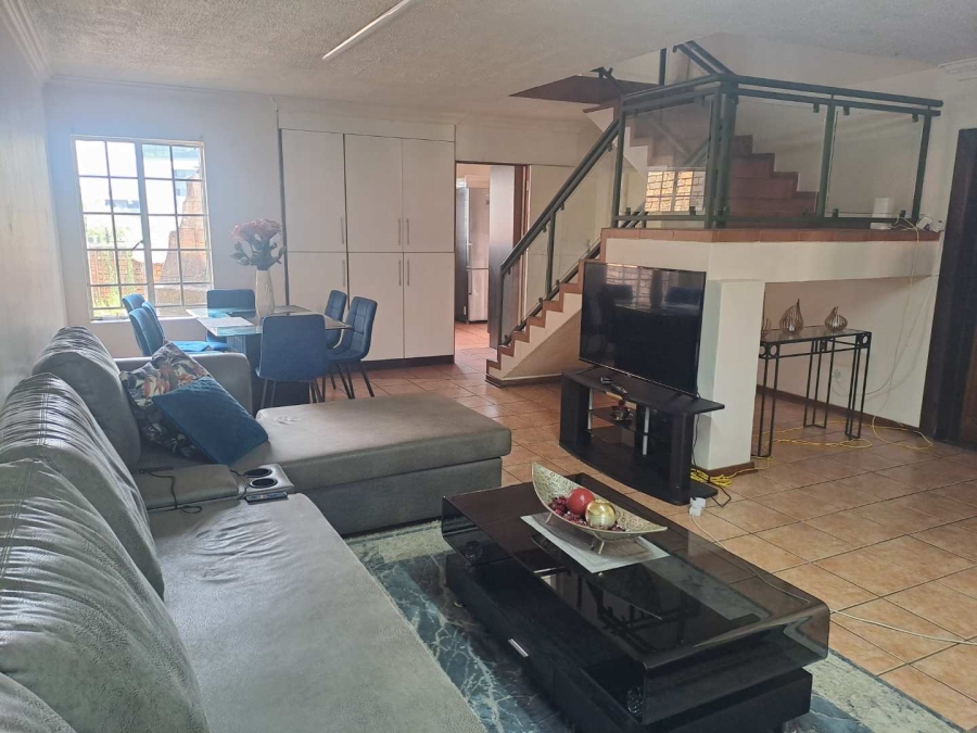 3 Bedroom Property for Sale in Die Hoewes Gauteng