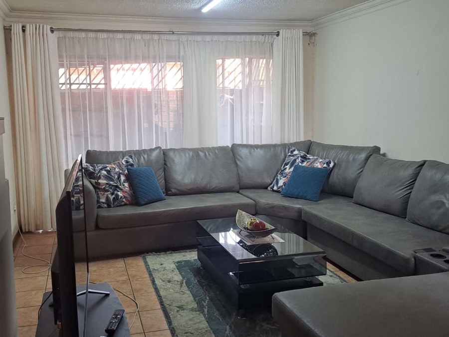 3 Bedroom Property for Sale in Die Hoewes Gauteng