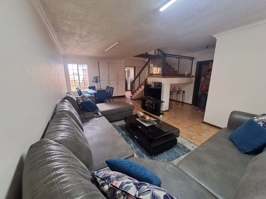 3 Bedroom Property for Sale in Die Hoewes Gauteng