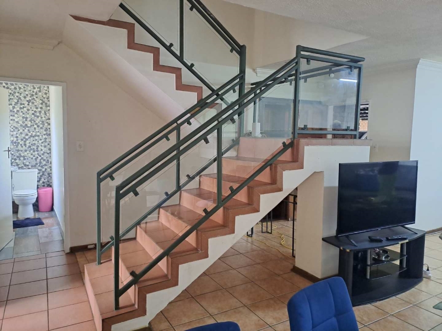 3 Bedroom Property for Sale in Die Hoewes Gauteng