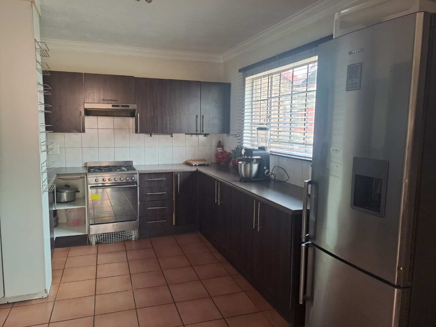 3 Bedroom Property for Sale in Die Hoewes Gauteng