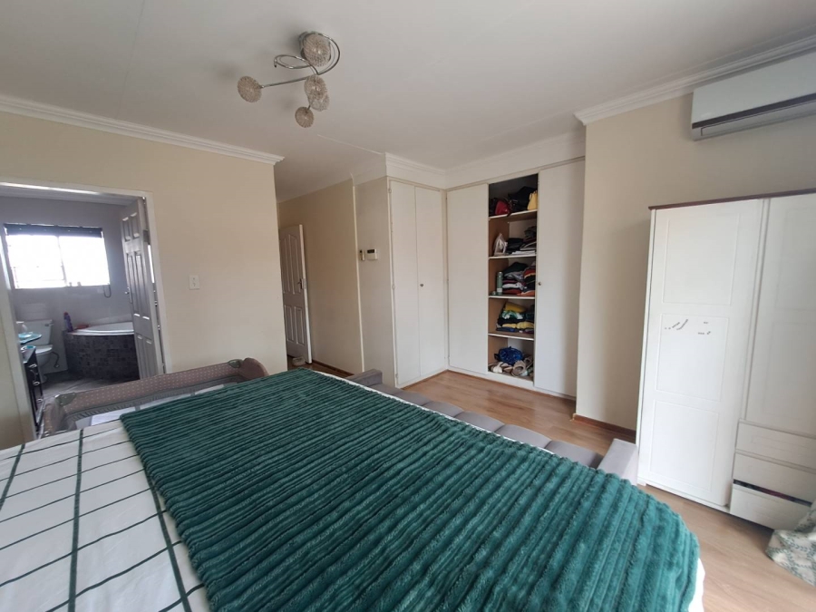 3 Bedroom Property for Sale in Die Hoewes Gauteng
